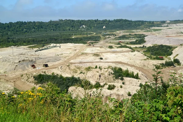 Pit της παραγωγής κεχριμπαριού στον οικισμό κεχριμπάρι, στην περιοχή Kalining. Το Top view — Φωτογραφία Αρχείου