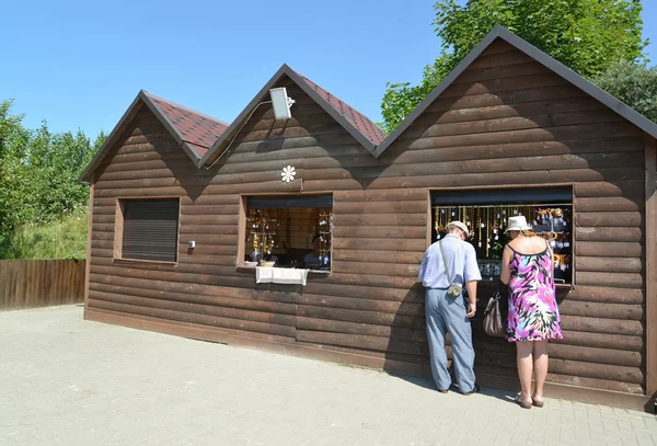 AMBER, RUSSIA - JUNE 27, 2016: Tourists buy amber jewelry in a souvenir booth — Stock Photo, Image