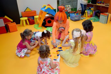 Kaliningrad, Rusya Federasyonu - 18 Eylül 2016: Bir katta oturan animatör ile çocuk oyun. Çocuk kulübü bir tatil