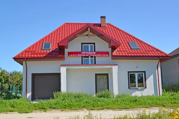 REGIÓN DE KALINININGRAD, RUSIA - 25 DE AGOSTO DE 2016: "Venderé" una casa nueva con una pancarta. Una inscripción en una pancarta en ruso: "Voy a vender " —  Fotos de Stock