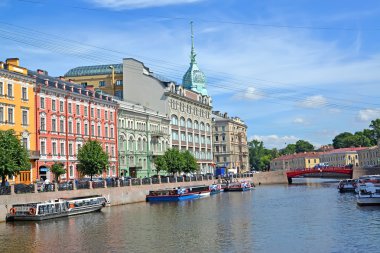 St. Petersburg, Rusya - 16 Temmuz 2014: Yusupov nehir dolgu ve yaz güneşli günü Krasny Bridge'de