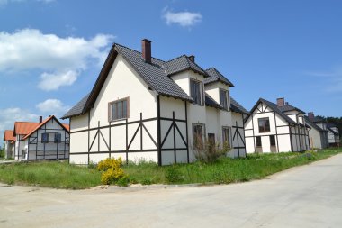 Yerleşim içinde kotec inşaatı. Filmde fakhverkovy stili altında