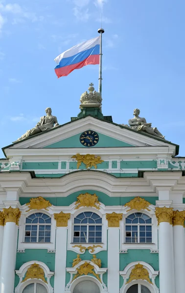 ST. PETERSBURG, RUSSIE - 09 JUILLET 2014 : Le drapeau russe flotte sur l'Ermitage — Photo