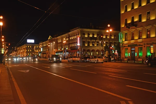ST. PETERSBURG, RUSIA - 14 DE JULIO DE 2014: Vista nocturna de la Avenida Nevsky — Foto de Stock