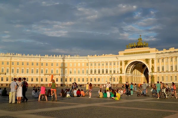 ST. PETERSBURG, RUSIA - 09 DE JULIO DE 2014: Turistas en la Plaza del Palacio sobre el Edificio del Estado Mayor — Foto de Stock