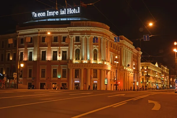 St. Petersburg, Rusland - 14 juli 2014: Tsjitsjerin van huis op de Nevski Avenue nachts — Stockfoto