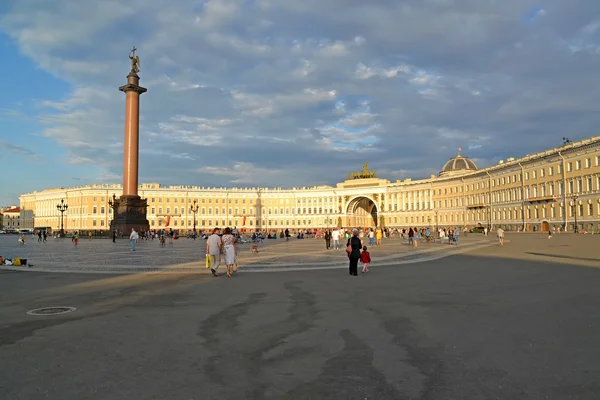 ST. PETERSBURG, RUSSIA - JULY 09, 2014: Palace Square, Alexander Column, General Staff Building at sunset — Stock fotografie