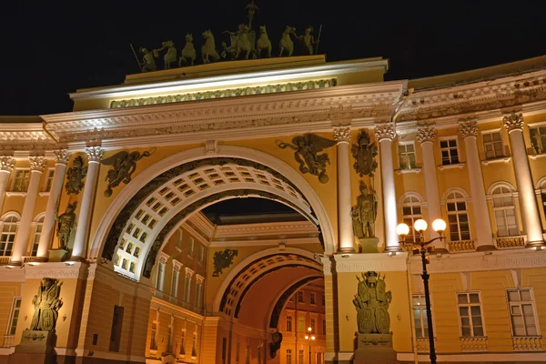 Arco del edificio del Estado Mayor por la noche. San Petersburgo —  Fotos de Stock