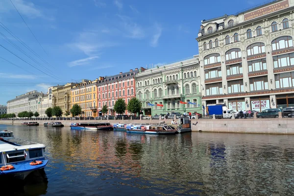 Санкт-Петербург, Російська Федерація - 16 липня 2014 року: Мойка набережної річки у Сонячний літній день — стокове фото