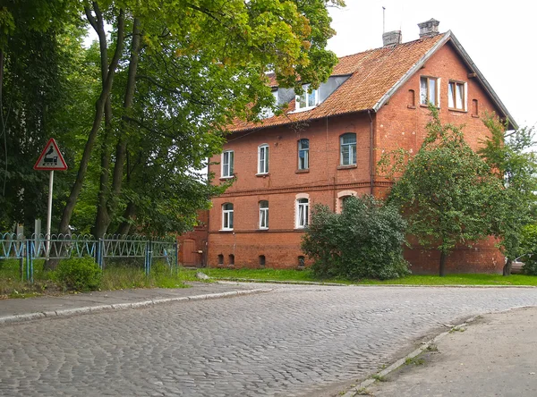 Edifício residencial velho da construção alemã. A cidade de Bagrationovsk — Fotografia de Stock