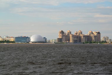 Srednyaya Nevka yeni konut konut semtinden yazın. St. Petersburg
