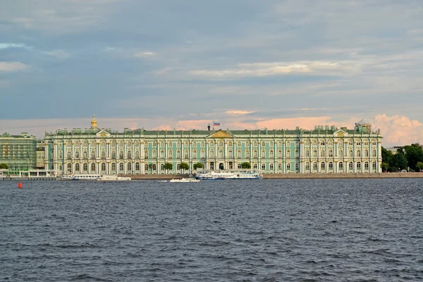 St. Petersburg, Rusya - 09 Temmuz 2014: Neva kış saraydan bir görünüm — Stok fotoğraf