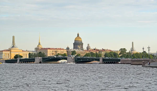 Weergave van de Palace Bridge, St. Isaac's Cathedral, Admiraliteit in de zomeravond. Sint-Petersburg — Stockfoto