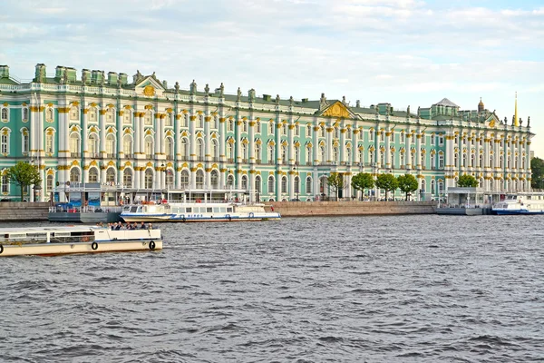St. Petersburg, Rusko - 09 červenec 2014: Pohled na Zimní palác z Neva — Stock fotografie