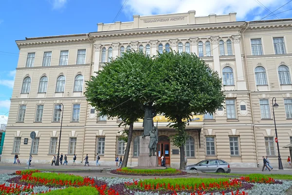 St. Petersburg, Rusko - 10. července 2014: St. Petersburg státní institut technologií (Technická univerzita). Na budově je napsán v ruštině: "technologický institut" — Stock fotografie