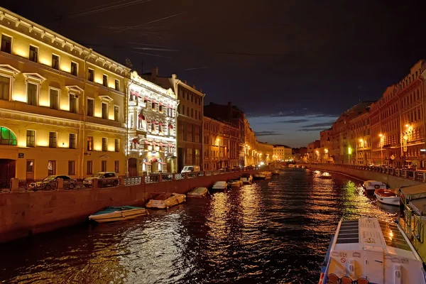 St. Petersburg - 14 juli 2014: Uitzicht op de rivier Moika bij nacht — Stockfoto