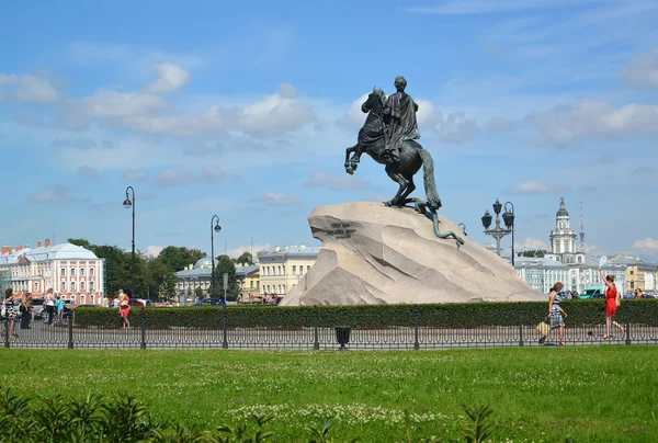 Санкт-Петербург, Російська Федерація - 16 липня 2014 року: A Переглянути пам'ятника Петру я ("бронза вершник") в літній день — стокове фото