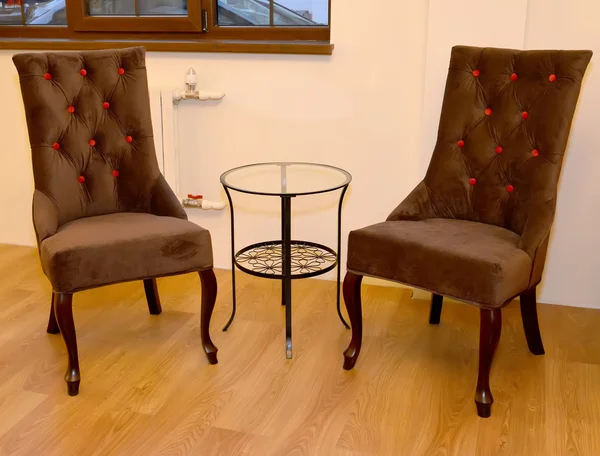Dos sillas suaves y mesa de centro en una pared en un dibujo ro —  Fotos de Stock
