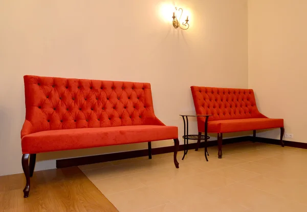 Two red sofas stand at a wall. Drawing room interior — Stock Photo, Image