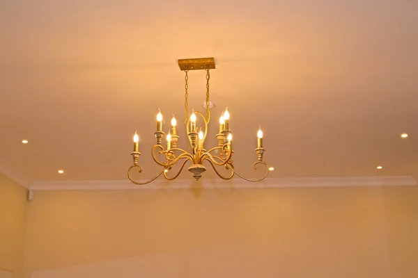 De plafondlamp in de woonkamer — Stockfoto