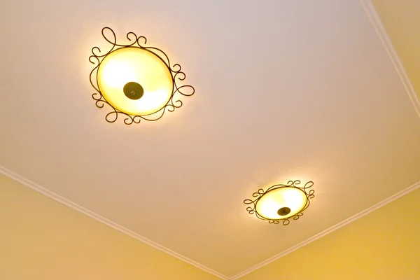 โคมไฟเพดานสองดวงในห้อง — ภาพถ่ายสต็อก