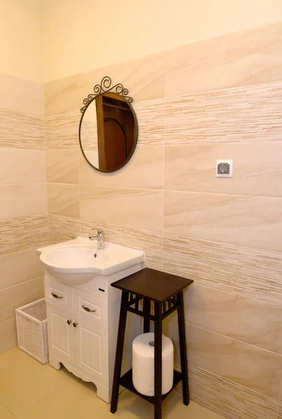 Фрагмент интерьера ванной комнаты в светлых тонах — стоковое фото