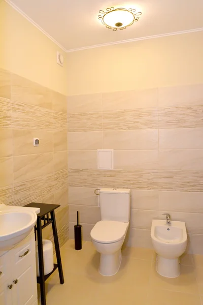 Интерьер ванной комнаты в светлых тонах — стоковое фото