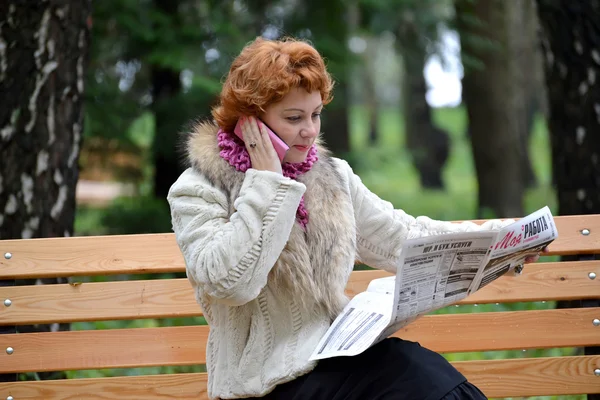 Kvinnan i genomsnitt år söker arbete på tidningen — Stockfoto