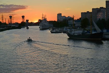 Pregolya Nehri üzerinde sunset bulvarında yazın. Kaliningrad