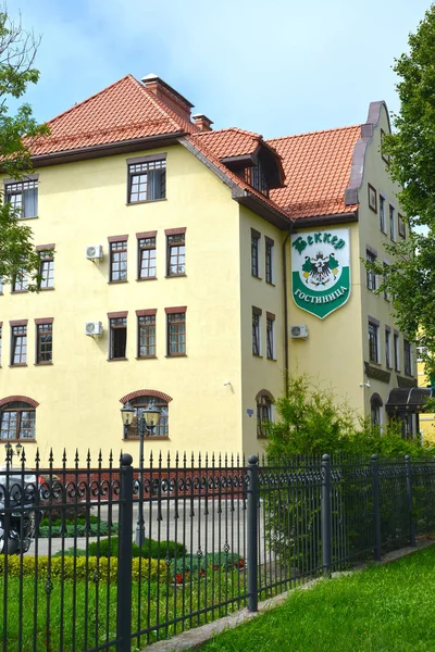 Amber, russland - 26. Juli 2016: fassade des becker hotels. eine Inschrift auf einem Schild in russischer Sprache: "becker hotel" — Stockfoto