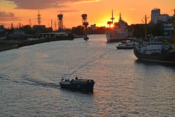 Batan güneşin Pregolya Nehri. Kaliningrad