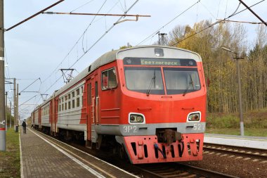Kaliningrad bölgesi, Rusya - 27 Ekim 2016: Elektrik traiin istasyonu platformu sürücüleri