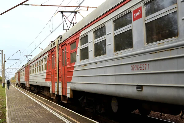 Kaliningrad bölgesi, Rusya - 27 Ekim 2016: Elektrikli tren istasyonu platformu sürücüleri — Stok fotoğraf