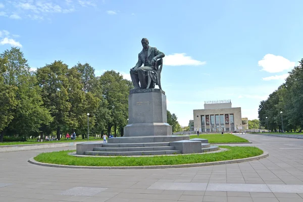 ST. PETERSBURG, RUSIA - 17 DE JULIO DE 2016: Vista de un monumento a A. S. Griboyedov y Teatro de la joven audiencia de nombre A.A. Bryantseva — Foto de Stock