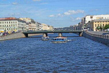 St. Petersburg, Rusya Federasyonu - 17 Temmuz 2016: Gezi için Semenovsky Köprüsü yakınlarında Fontanka Nehri aşağı kayan nokta gemi
