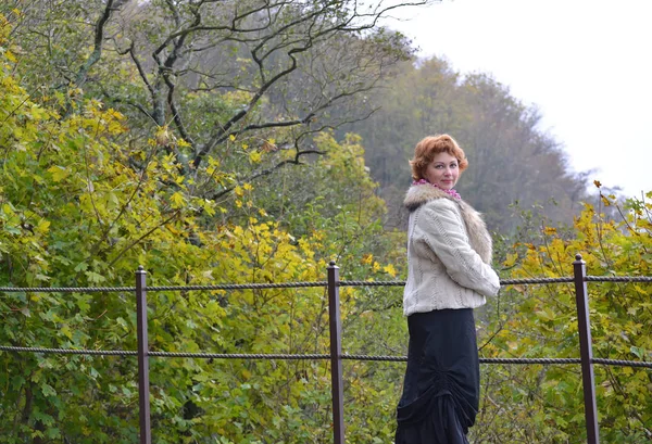 La belle rousse coûte cher sur le pont d'observation — Photo