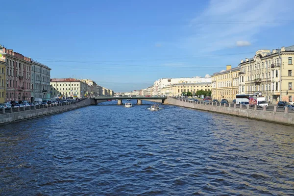 ST. PETERSBURG, RUSSIA - JULY 11, 2016: A view of Fontanka River  and Semenovsky Bridge in summer sunny day — Stock Photo, Image