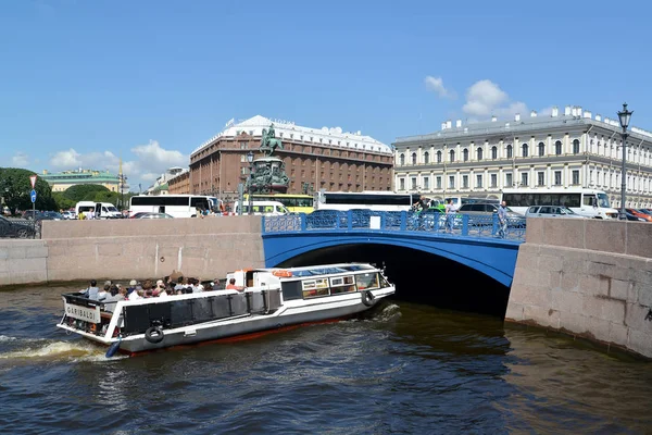 ST. PETERSBURG, RUSSIA - JULY 11, 2016: The excursion ship floats under Blue Bridge through the Moika River in summer day — Stock Photo, Image