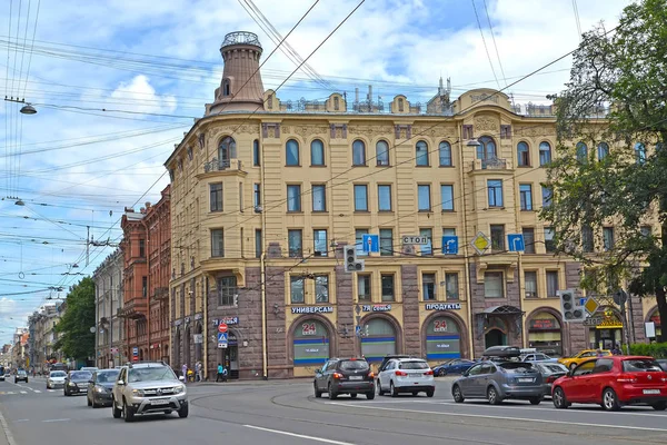 ST. PETERSBURG, RUSIA - 17 DE JULIO DE 2016: Vista de la avenida Zagorodny y casa rentable M. A. Stenbok-Fermor (1902 ) — Foto de Stock