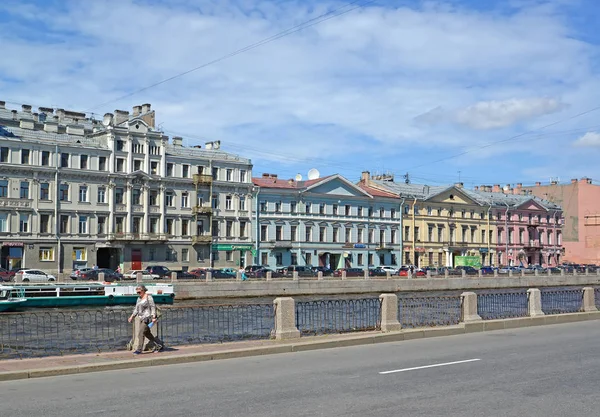 상트페테르부르크, 러시아-7 월 17 일, 2016: 역사적인 건물의 주니어 강 제방 여름 화창한 날에 — 스톡 사진