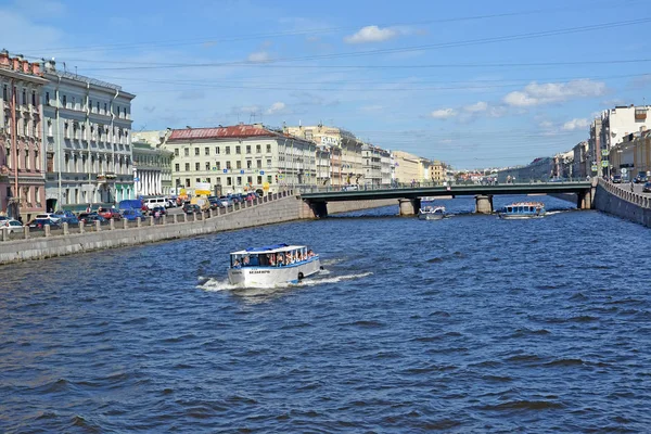 ST. PETERSBURG, RUSIA - 17 DE JULIO DE 2016: Los barcos de excursión en el río Fontanka cerca del puente Semenovsky — Foto de Stock