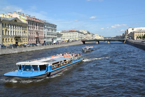 ST. PETERSBURG, RUSIA - 17 DE JULIO DE 2016: El barco de excursión con turistas flota río abajo hasta Fontanka — Foto de Stock
