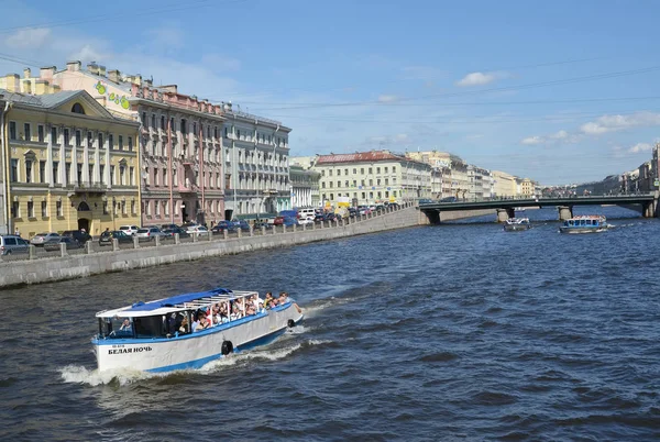 St. Petersburg, Rusya Federasyonu - 17 Temmuz 2016: Fontanka Nehri aşağı gezi gemisi 