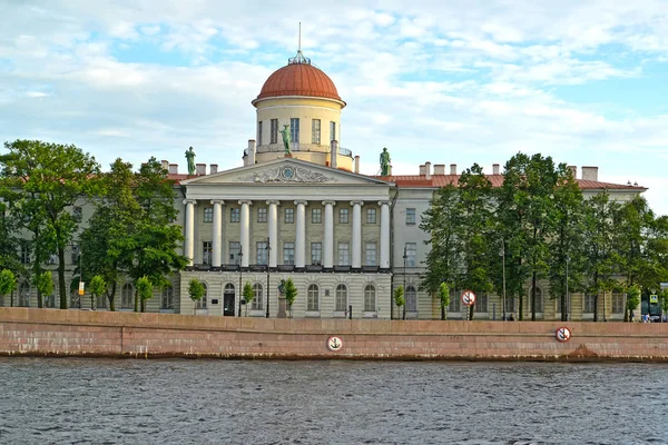 Instituto da literatura russa (casa de Pushkin). Makarov Embankment, 4, São Petersburgo — Fotografia de Stock