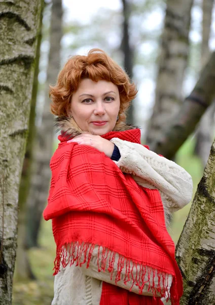 Portrait de la femme sûre des années moyennes dans un étole rouge — Photo
