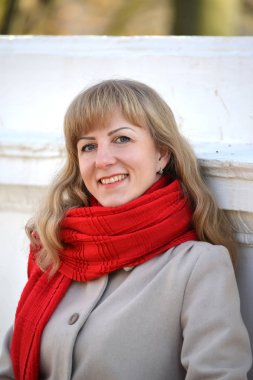 Kırmızı bir eşarp ile neşeli genç kadın portresi