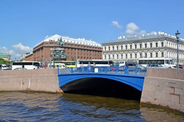 St. Petersburg, Rusya - 11 Temmuz 2016: Görünümü St. Isaac's Meydanı ve mavi köprü