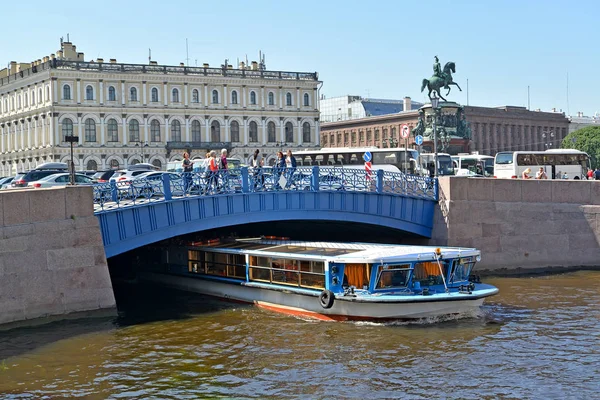 ST. PETERSBURG, RUSSIE - 11 JUILLET 2016 : Le bateau d'excursion passe sous le pont bleu à travers la rivière Xoka — Photo