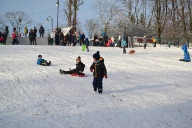 Kaliningrad, Rusya Federasyonu - 04 Aralık 2016: Central Park'ta bir buz yamaç sürüş