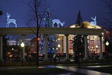 Kaliningrad, Rusya - 14 Aralık 2016: Teatralny Meydanı'nda Christistmas süslemeleri ile bir colonnade